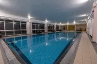 DoubleTree by Hilton Cheltenham-Cotswolds - piscina