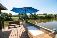 400ft to private beach. Riverfront,dock,pool,kayaks Elevator, 1.6 acres