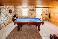 Life's a Beech: Charming 3,000sqft Cabin with Hot Tub, Fire Pit + Game Room! Hotels in Banner Elk