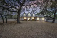 Charming 4BDRM Home / Pool & Hot Tub / Near Wineries!