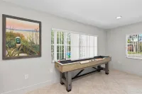 Single Level Home- 1 Minute Walk to the Beach- 5 minute walk to Restaurant/Shops