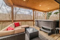 Romantic Escape/Creek View/Secluded/Heart of Hocking Hills/Hot Tub/FirePit