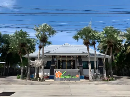 Chabakaew Resort Отели рядом с достопримечательностью «Wat Dong Sak»