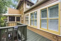 White Squirrel: Charming 2-bed & 2-bath BNB w/Private Parking & Walk to Downtown - 4-Star