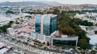 Courtyard Guayaquil Hotels near Monument to Gabriel Garcia Moreno