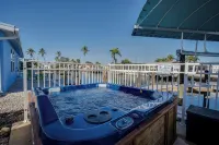 50’ of Dock for your boats. Hot tub, Boatlift, walk 2 restaurants Xtra parking.