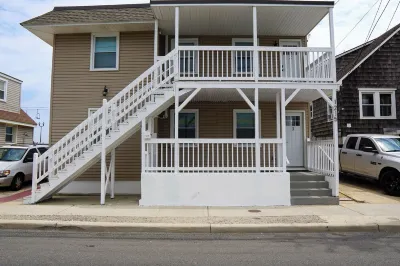 Comfy Beach Block Retreat w/ Balcony & Parking [1215-2] Hotels in 