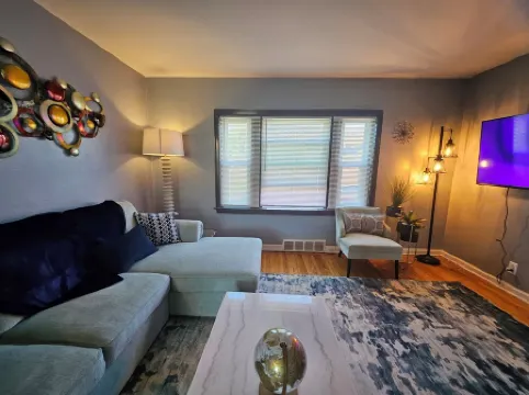 Cozy 1-bedroom apartment in lovely St. Louis with WiFi, AC Отели рядом с достопримечательностью «Музей Транспорта»