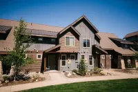 Luxe Townhouse in the Pines, Modern Mountain Charm