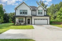 Upscale spacious 5-bedroom house mins to Airport with fitness and game rooms