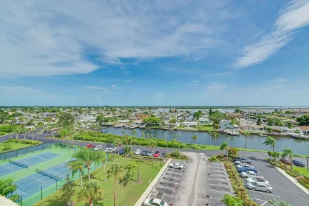 Beautiful 1 bedroom waterfront condo with 800sf private rooftop terrace!