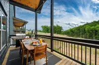 Prime location, Dollywood, 4 minutes to Parkway, No steep roads, Indoor pool