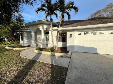 Spacious 4-bedroom pool house with WiFi and AC in charming Vero Beach