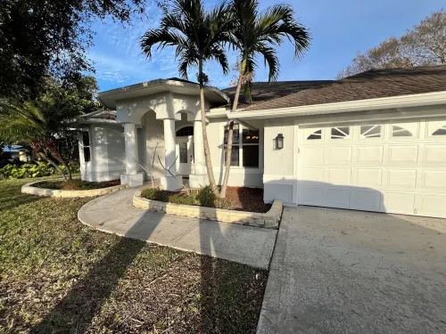Spacious 4-bedroom pool house with WiFi and AC in charming Vero Beach
