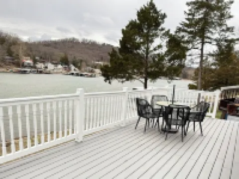 Cozy TINY HOUSE in a very quiet cove. 拉塞爾酒店