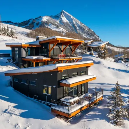 Couples retreat with private hot tub, endless views, and hiking trails above you