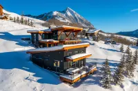 Couples retreat with private hot tub, endless views, and hiking trails above you