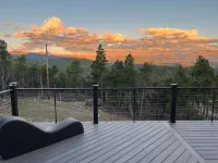 Rocky Mountain 3-Bedroom House with Spectacular Views and Outdoor Jacuzzi!