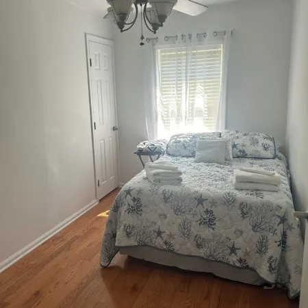 Escape with Your Pet to Sunny Place Cottage!