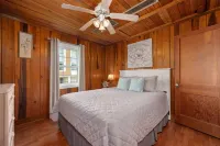 Budget & Pup-Friendly Oceanside! Classic Obx Style w/ Shiplap, Walk-in Showers!