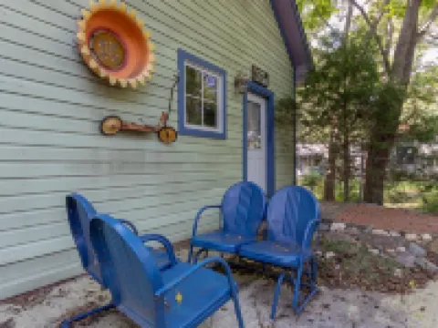 Eclectic & Spacious Guest Cottage (walk to downtown/pet friendly)
