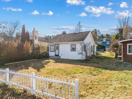 Pet Friendly Lake Cottage w/Fireplace & Fire Pit W/D