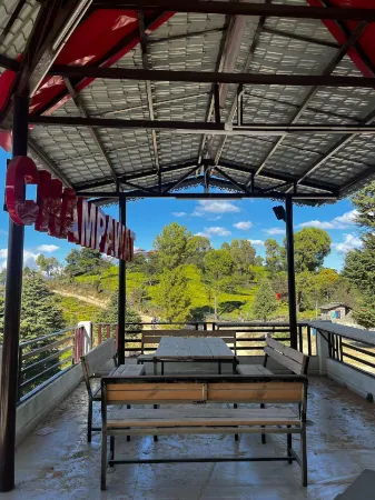 The Golden Leaves Cafe And Cottages Отели в г. Чампават