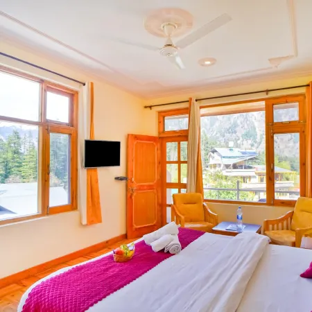 Valley of Sublime!!! Nirvana Hills!!! A Family Hotel with Roof Top Lounge and Restaurants