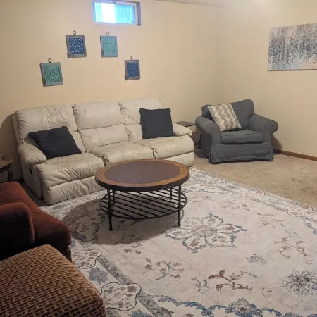 Spacious 4-bedroom house in fantastic Grandville with WiFi, AC
