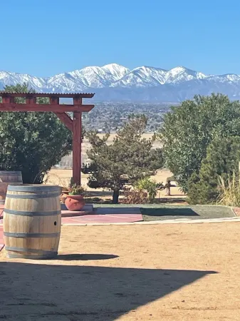 Hilltop Tavern & Inn Отели рядом с достопримечательностью «Парк Апл Вэлли Скат»