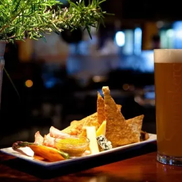 Spinnakers Brewpub & Guesthouses