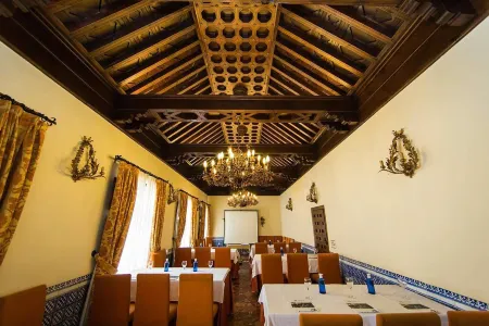 Hotel Hacienda del Cardenal Отели рядом с достопримечательностью «Avenida Park»