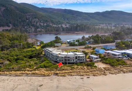 Oceanfront Relaxation in Rockaway Beach Отели рядом с достопримечательностью «Jetty Marina»