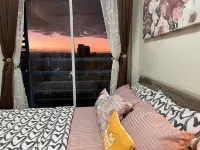 1-Bed - Sleeps 4 with High Rise City View - balcony