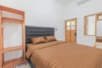 Griya Bansu : Ndalem Ibu Hotels in Ngampilan