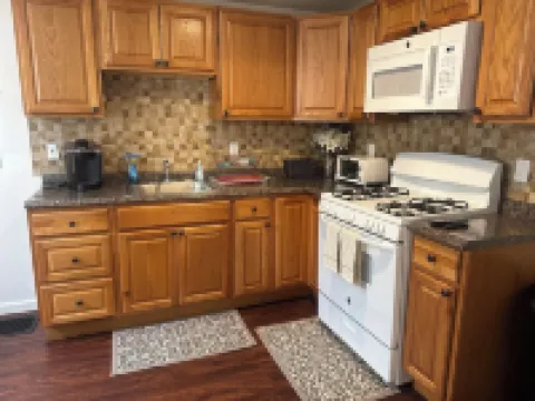 Charming and Cozy 3-bedroom Row Home - Ideal for Students, Travelers & Families!