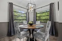 Stay Classy: Spacious 3Br with Firepit and Arcade Near UF