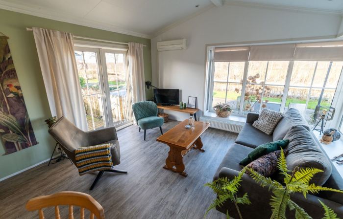 Canal-Side Stay, Giethoorn