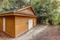 3e Amelia Landings 2 Bedroom Condo by RedAwning