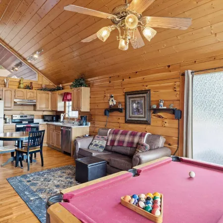 Smoky Cabin Near Dollywood Hot Tub & Pool Table