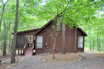 Fox Hollow - Cozy Den with a Hot Tub
