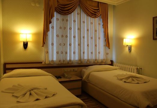 1. 이크발한 호텔..