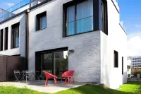 En Suite Bedrooms at Reckenthal House by Rentaroo Hotel di Strassen