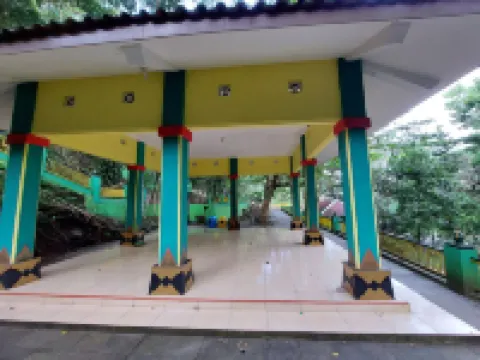 Goa Slarong Camping Ground Hotels in Pajangan