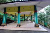 Goa Slarong Camping Ground Hotels in Pajangan