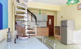 Adriana Holiday House , Free Parking, Wi Fi, Near Sea, Private Kitchen,