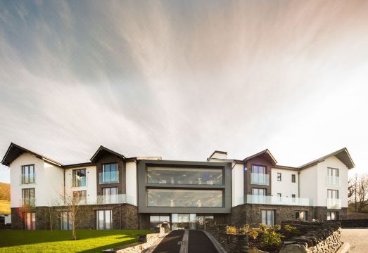 호수 근처의 호텔 외관 전경