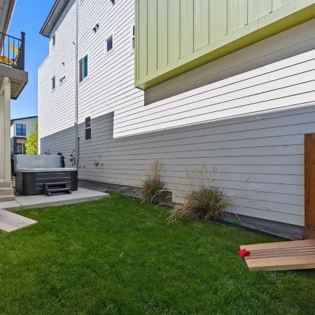 Steps from River & Old Town - Hot Tub & King Bd