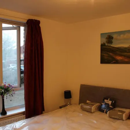London - 2 Bed Flat - Sleeps 4 - Parking - Wifi