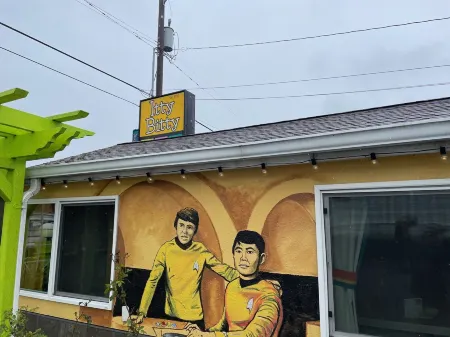 The Star Trek - Uss Enterprise Room at the Itty Bitty Inn Отели в г. Банкер Хилл